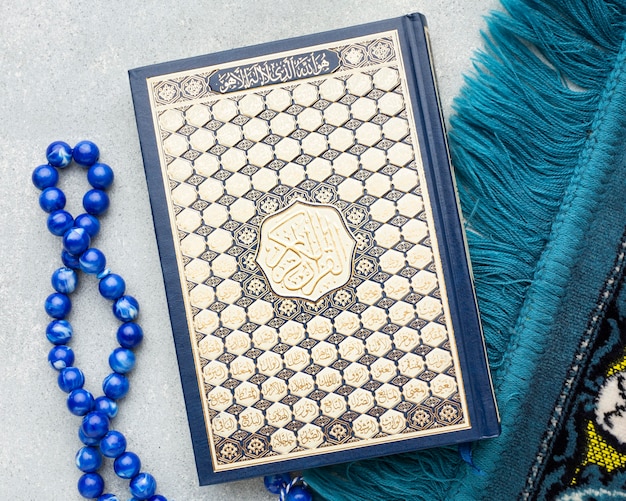 Vue de dessus concept de nouvel an islamique avec livre coran