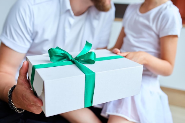 Неузнаваемая дочь поздравляет папу и дарит подарок на день рождения дома