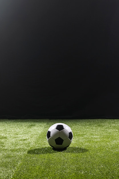 Полноценный футбольный мяч на поле