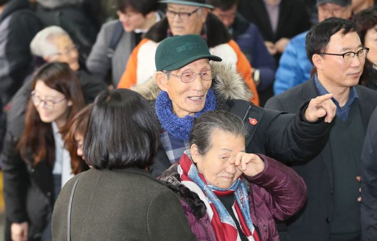 Surviving plaintiffs of the Jeju Uprising and Massacre gather in front of Jeju District Court, Thursday, after winning a retrial and finally clearing their names of criminal charges brought against them for 'communist insurgency' activities.  Yonhap