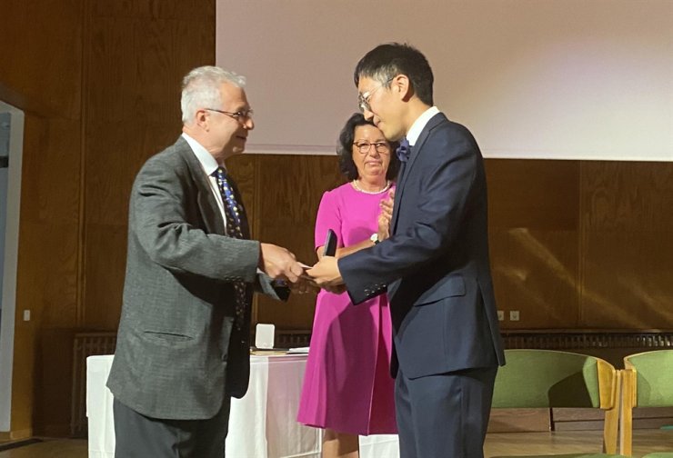 June Huh, a Korean American mathematician and professor at Princeton University, receives this year's Fields Medal at Aalto University in Helsinki, June 5. Yonhap