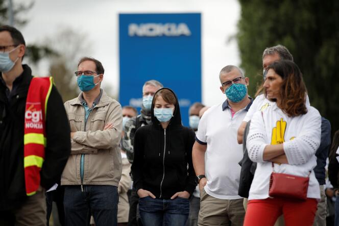 Des employés de Nokia réunis pour protester contre les suppressions d’emplois dans l’entreprise, à Nozay (Essonne), le 30 juin.