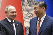 Le président russe Vladimir Poutine et le président chinois Xi Jinping, à Pékin, le 16 mai 2024.