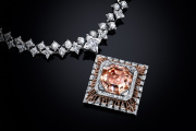 Le diamant Cœur de Paris de Louis Vuitton, fixé sur un collier de diamants blancs.