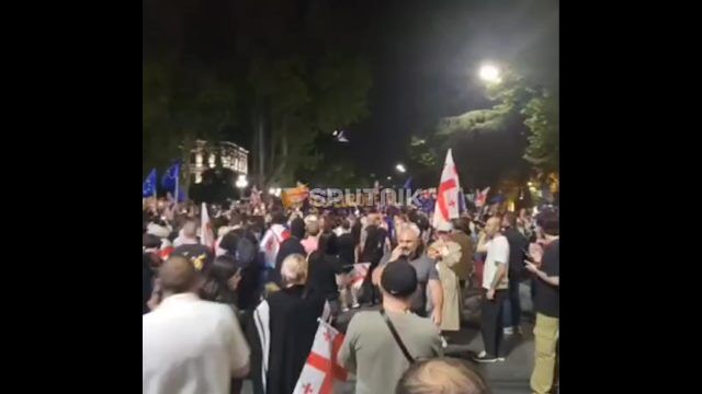 Видео Sputnik. Протестующие против закона об "иноагентах" прошли шествием к парламенту Грузии