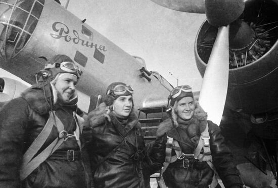 2 ноября - Женщинам впервые присвоено звание Героя Советского Союза
