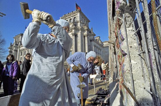 9 ноября - 35 лет со дня падения Берлинской стены
