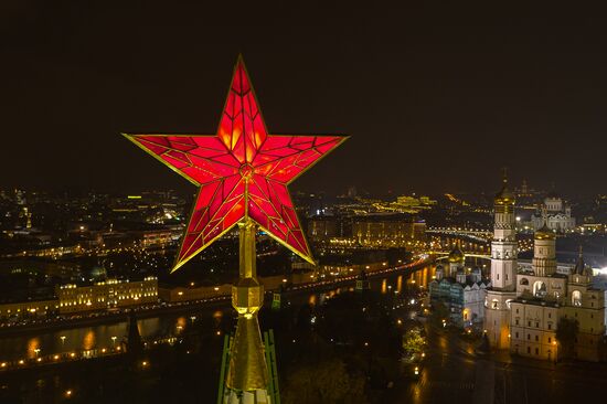 2 ноября - На башнях Московского Кремля зажглись рубиновые звезды