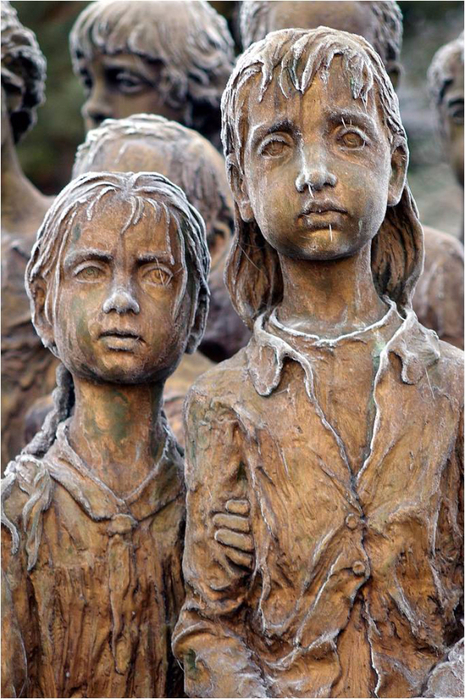 Lidice children scultpure massacre 10 (465x700, 436Kb)