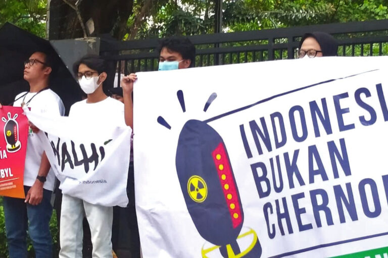 Walhi's action to reject plans to build a nuclear power plant in West Kalimantan in front of the Ministry of Energy and Mineral Resources