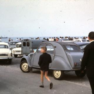 Zuydcoote propose de revivre l’embouteillage de 1964, quand des centaines de curieux affluèrent vers Bray-Dunes et Zuydcoote pour voir le tournage de « Week-end à Zuydcoote ».