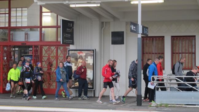 Une quarantaine de coureurs sont restés à quai, en gare de Lens. Le train qui devait les amener au départ du marathon, à Lille, est parti sans eux. PHOTO LA VOIX.