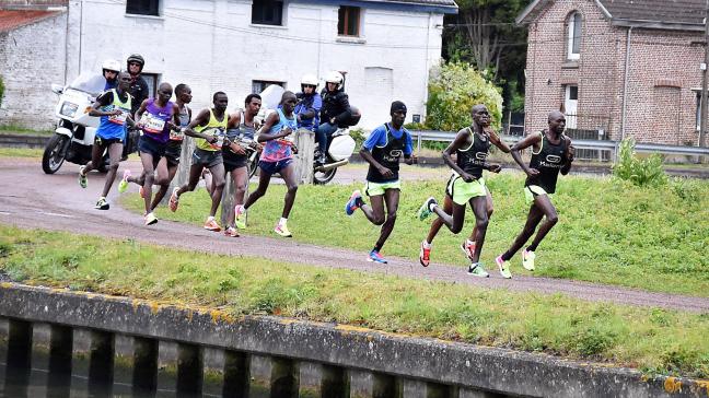 Les Africains, dont le vainqueur Barnabas Kipyego (maillot jaune), ont vite fait la course en tête.  PHOTO PIERRE LE MASSON