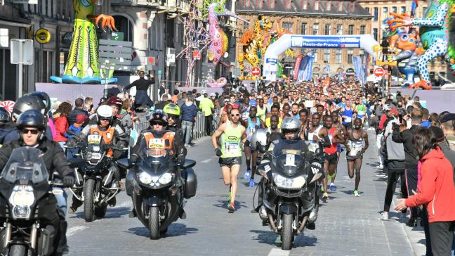 Plus de 3 000 marathoniens se sont élancés ce dimanche matin à 9h30 devant le gare de Lille en direction de Lens. PHOTO PASCAL BONNIERE