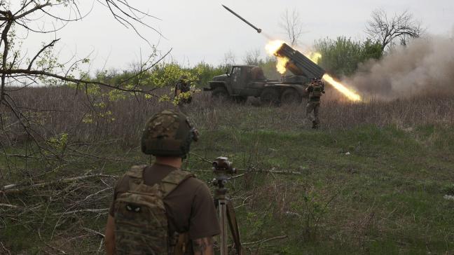 Des artilleurs ukrainiens tirent avec le BM 21 «Grad» MLRS sur une position près de la ville de Kupyansk, dans la région de Kharkiv, le 18 avril 2024.