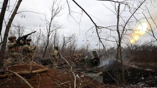 Une unité antiaérienne de la 93e brigade mécanisée ukrainienne tire sur un drone russe le 20 février 2024 près de Bakhmout.