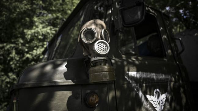 Un masque à gaz posé sur un véhicule militaire ukrainien le 23 mai 2022.