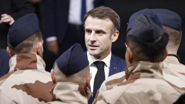 Emmanuel Macron rencontre des soldats français en Jordanie le 21 décembre 2023.