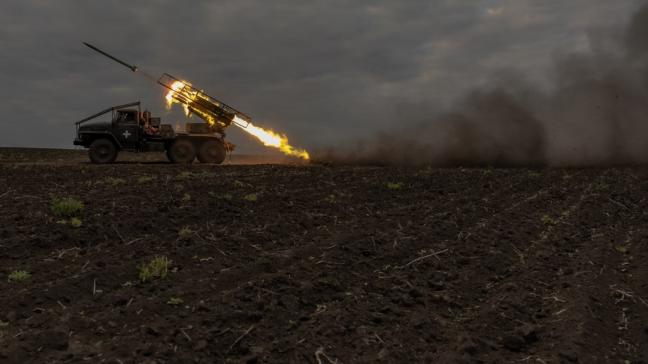 La 92e brigade d’assaut ukrainienne bombarde des positions russes dans la région de Kharkiv le 15 mai 2024.