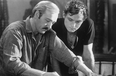 Jude Law and Kevin Spacey in Midnight in the Garden of Good and Evil (1997)
