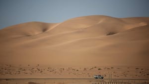 Des touristes nus sur une célèbre dune