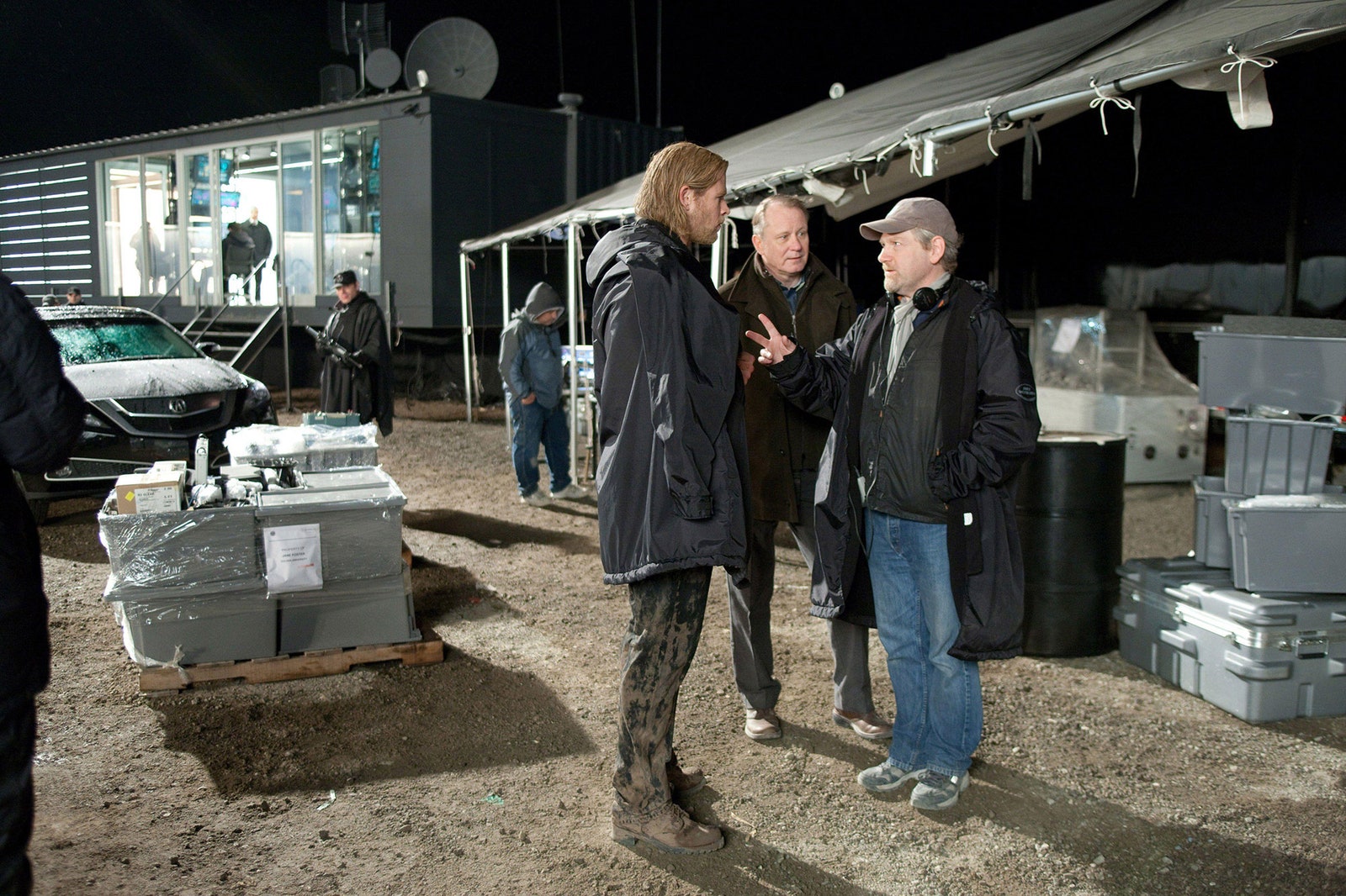 Chris Hemsworth speaks to director Kenneth Barnagh.
