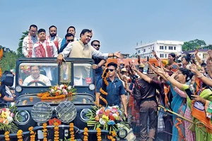 Photo; Getty Images : Wooing Voters: Himanta Biswa Sharma at a rally with Suresh Bora, the BJP’s candidate for the Nagaon Lok Sabha constituency