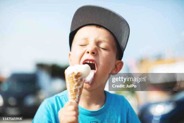 bambini che mangiano gelato - gelato foto e immagini stock
