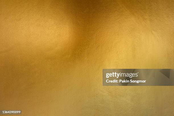 gold color with old grunge wall concrete texture as background. - con textura fotografías e imágenes de stock