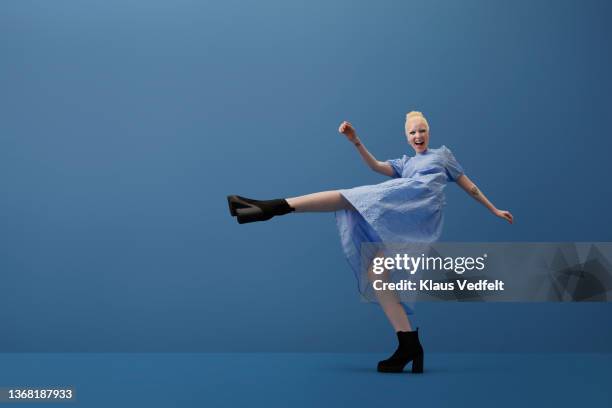 albino woman shouting while kicking leg - diseño temas fotografías e imágenes de stock