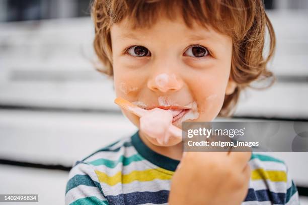 bambino che si gode il gelato - gelato foto e immagini stock