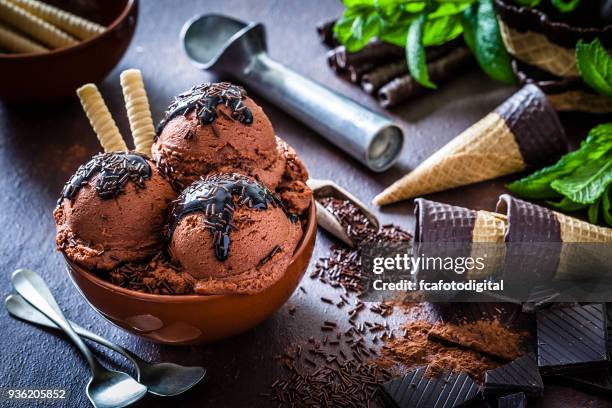 gelato al cioccolato in una tazza di vetro - gelato foto e immagini stock