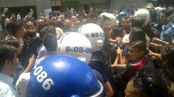 Turkish police 'attack' protesting lawyers at courthouse, many arrests (VIDEO)
