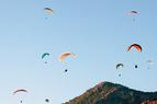 Туристический центр в Памуккале предлагает парашютистам прыгнуть с воздушного шара