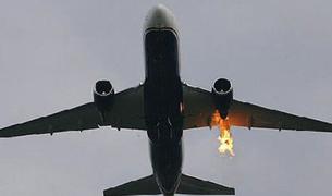 Самолет с загоревшимся от удара молнии двигателем совершил удачную посадку