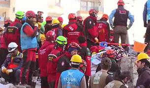 Спасатели в Турции находят выживших на шестой день после землетрясений
