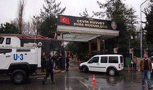 В Стамбуле террористы с гранатами напали на полицейский участок - ВИДЕО