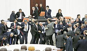 Бои без правил в турецком парламенте  - ФОТО