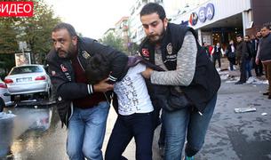 В ходе штурма здания медиа-группы İpek полиция задержала репортёра газеты Bugün