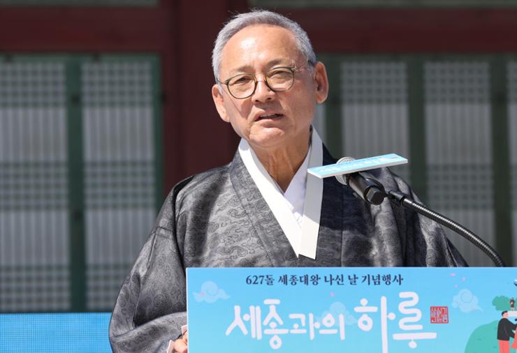 Culture Minister Yu In-chon delivers an opening speech for the ceremony commemorating King Sejong's 627th birthday at Gyeongbok Palace in central Seoul, Tuesday.  King Sejong (1397-1450) created the Korean writing system, Hangeul. Yonhap