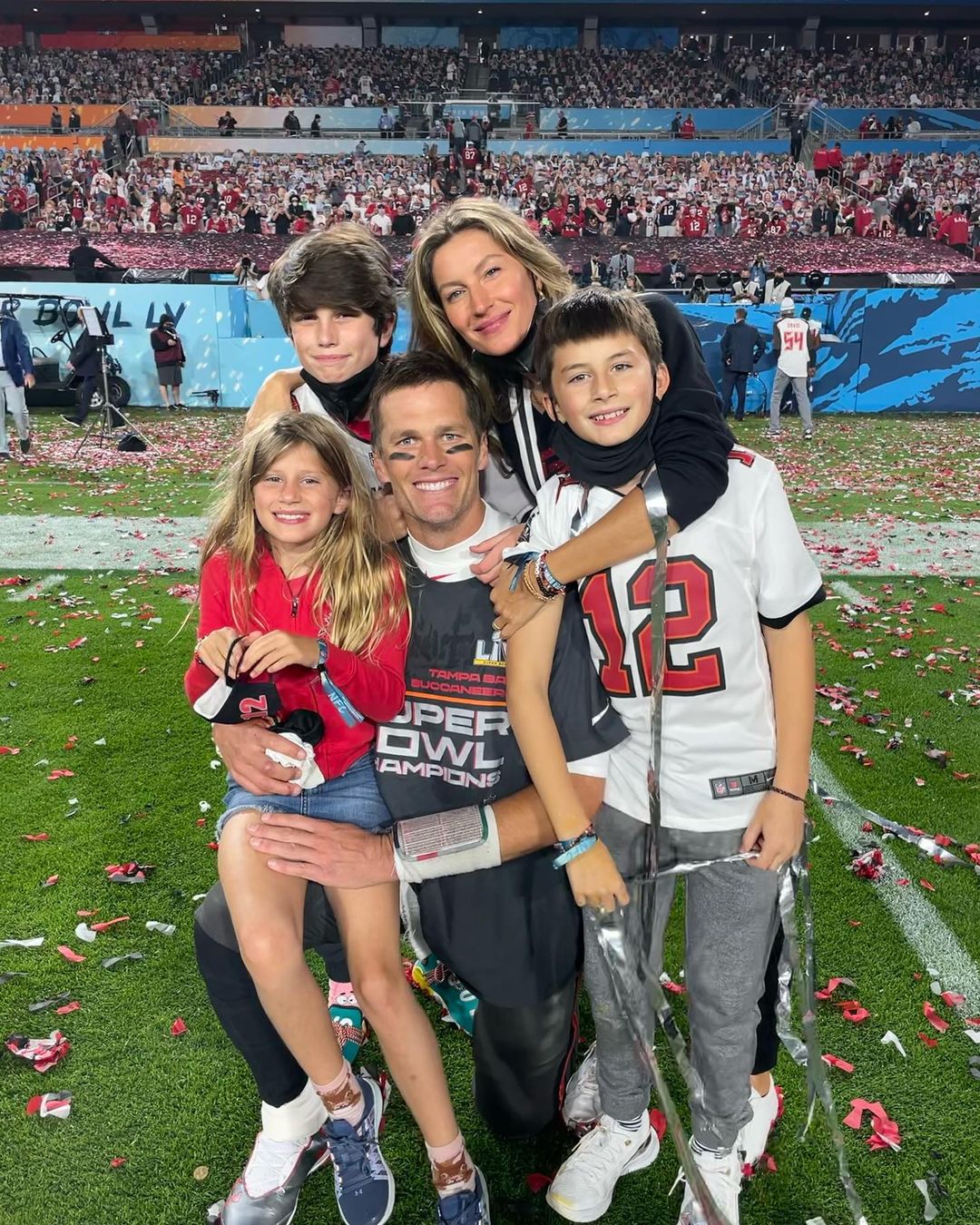 Tom Brady and Gisele Bundchen posing with their kids