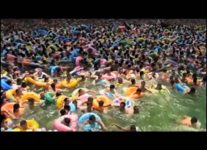 Китай: 15 тысяч человек в одном бассейне!