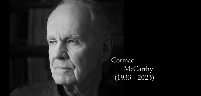 Schwarz-Weiß-Porträt von Cormac McCarthy mit seinen Lebensdaten in weißer Schrift (1933-2023)