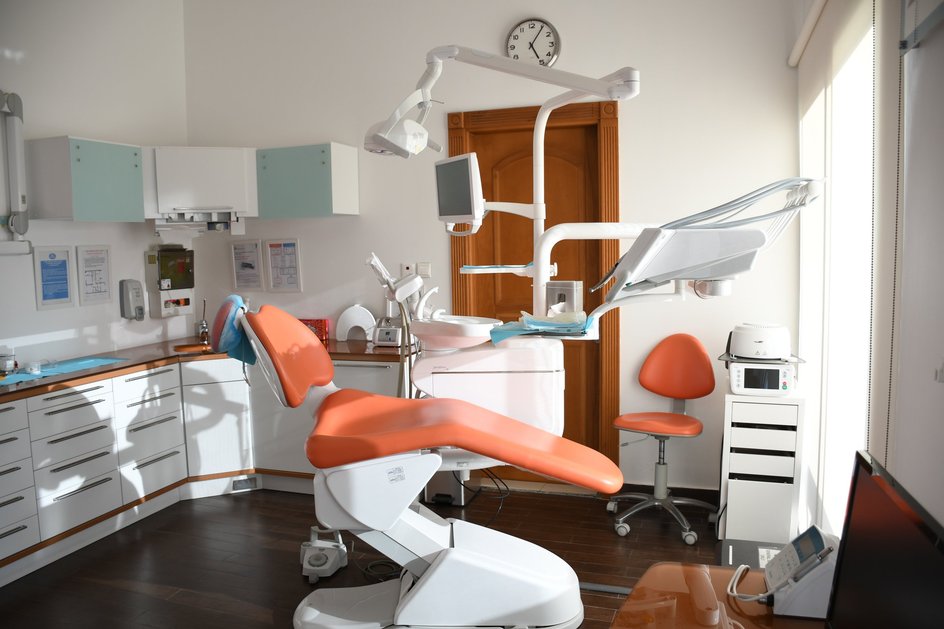 Регулярные посещения стоматолога помогут сохранить здоровье улыбки на долгие годы и избежать серьезных проблем с зубами в будущем. Фото: unsplash