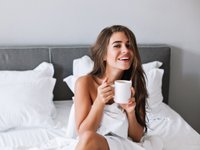 девушка с кофе утром