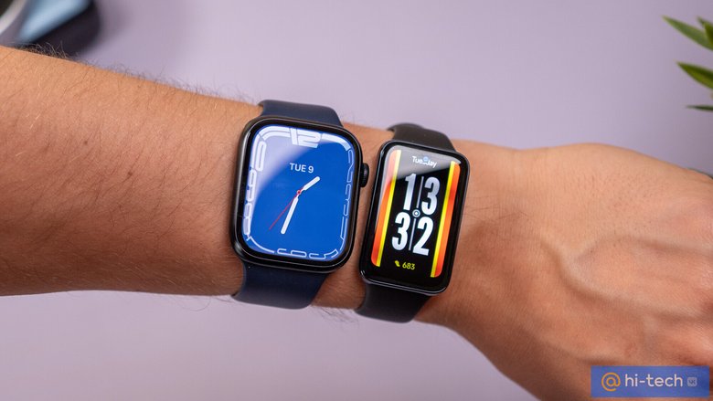 Слева Apple Watch Series 7 (45 мм)