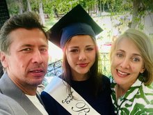 Андрей Мерзликин с женой Анной и дочерью Серафимой