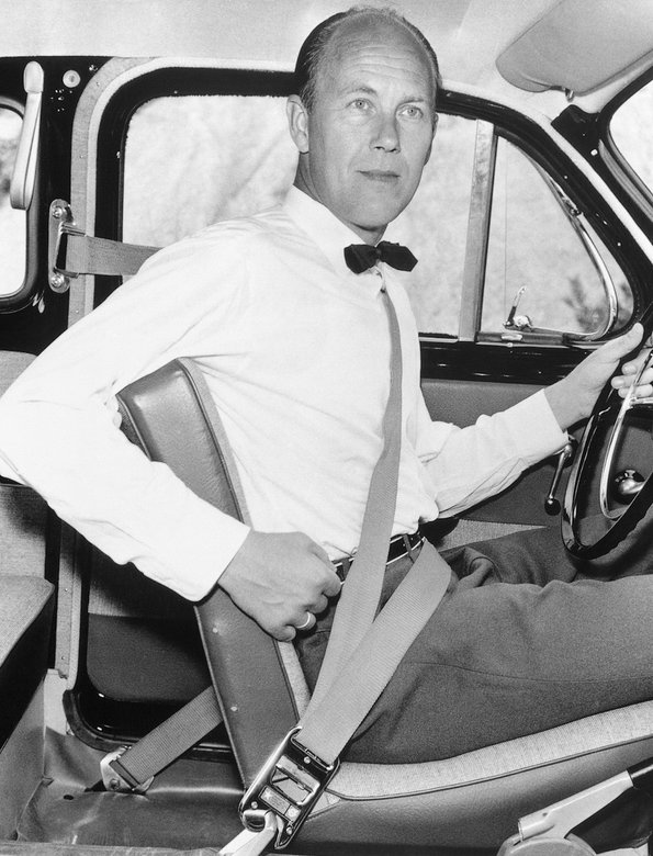 Элегантный Нильс Болин при галстуке-бабочке демонстрирует свое знаковое изобретение. За создание трехточечного ремня безопасности шведский инженер удостоился включения во «Всемирный зал автомобильной славы»