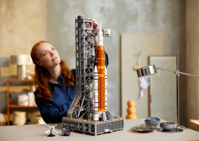 Набор LEGO с ракетой