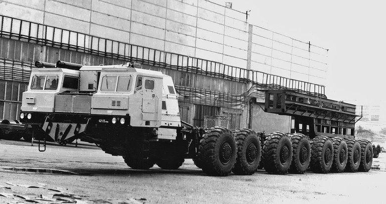 У МАЗ-7906 с восемью осями управляемыми были первые четыре